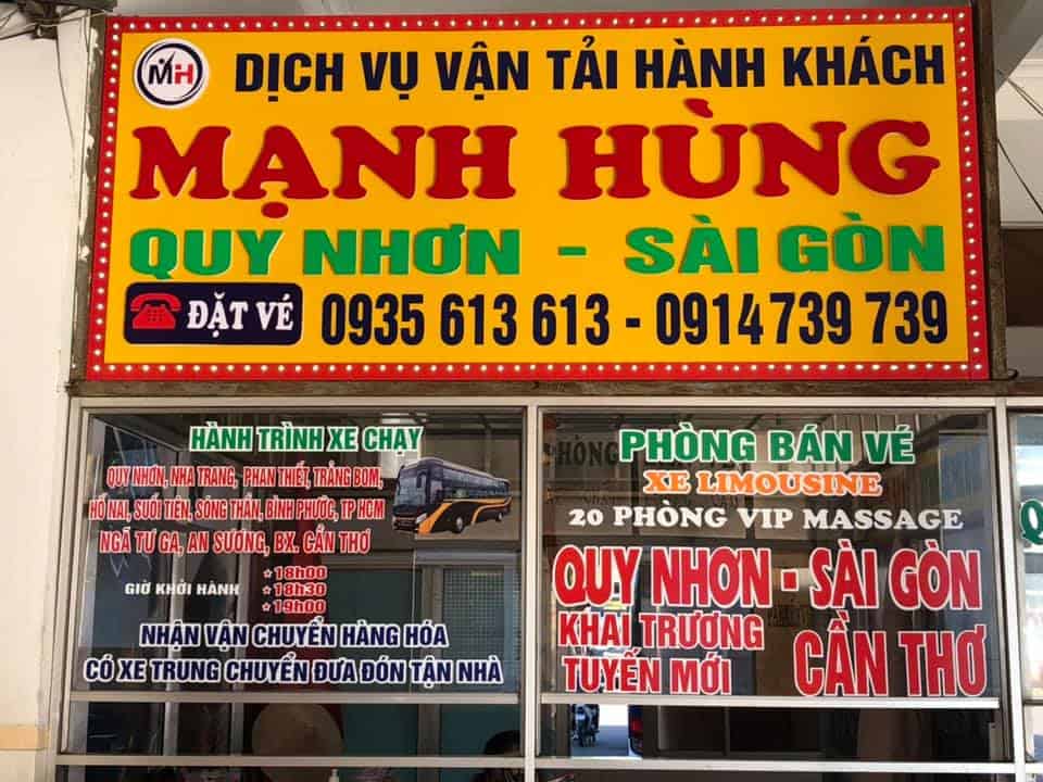 Hành khách có thể đặt vé tại các quầy bán vé của nhà xe Mạnh Hùng 